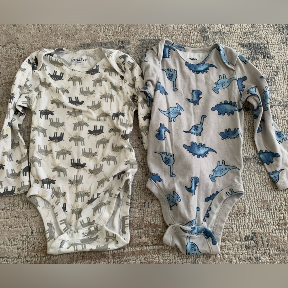 Old navy long sleeve onesie x2
